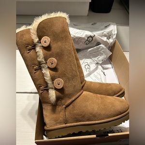UGG Bailey Button Triplet Tall Chestnut 7 NIB